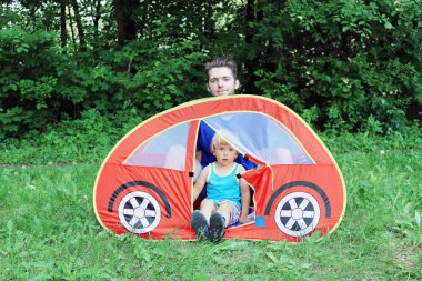 Baba ve oğul çadırda