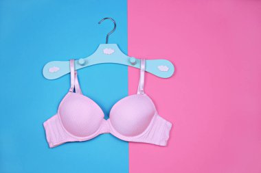 Askı iki ton arka plan üzerinde sutyen