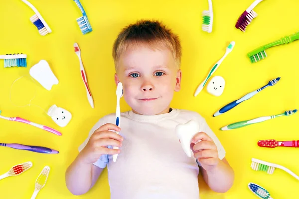 Gelukkige Jongen Kind Met Tandenborstels Gele Achtergrond Tanden Reinigen Mondverzorging — Stockfoto