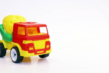 Beton karıştırıcı oyuncağı kopyalama alanı olan beyaz arkaplanda izole edildi