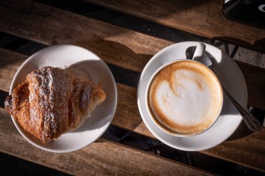 Kruvasan kapuçino ile hizmet