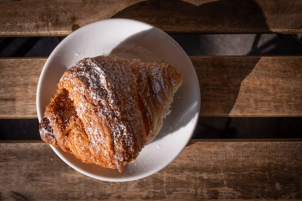 Croissant Sabroso Fresco Plato — Foto de Stock