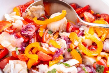 balık ve soğan ile lezzetli salata