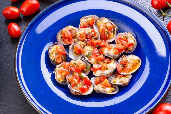 用红色西红柿烹制的牡蛎 — 图库照片