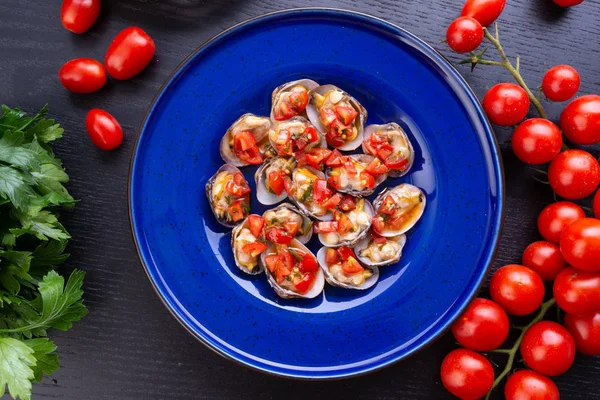 Huîtres Préparées Avec Des Tomates Rouges — Photo