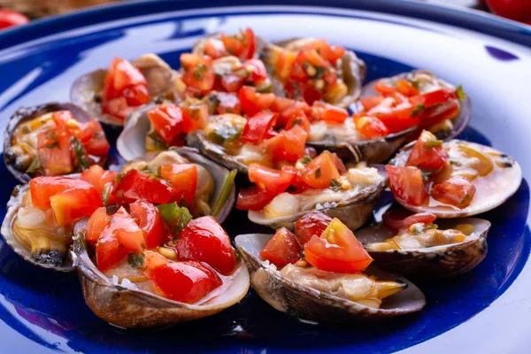 用红色西红柿烹制的牡蛎 — 图库照片