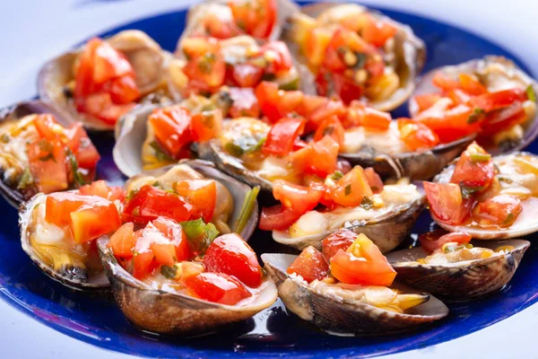 Ostras Preparadas Con Tomates Rojos —  Fotos de Stock