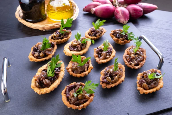 Sabrosas Tartas Con Rellenos Salados —  Fotos de Stock