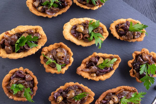 Sabrosas Tartas Con Rellenos Salados —  Fotos de Stock