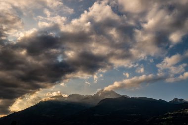 Dağın arka planında bulutlu bir gökyüzü
