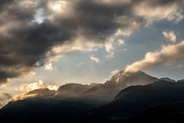 Céu Nublado Fundo Montanha — Fotografia de Stock