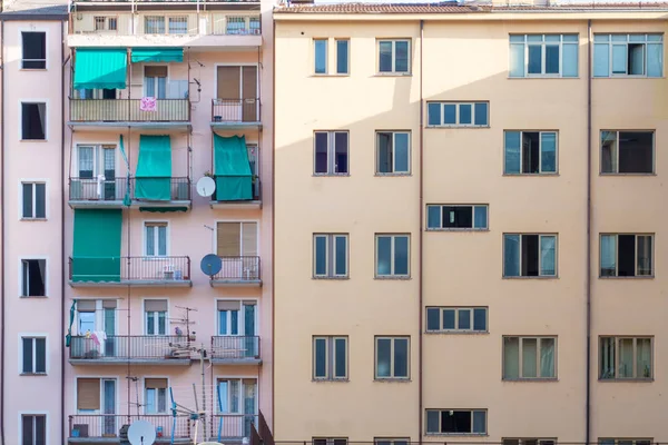 Casa Colorida Com Janelas Fundo — Fotografia de Stock