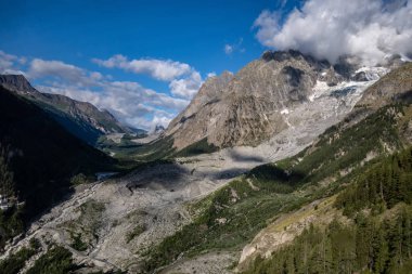 Çam ağaçları ve bulutlar ile gökyüzü ile Alp manzara