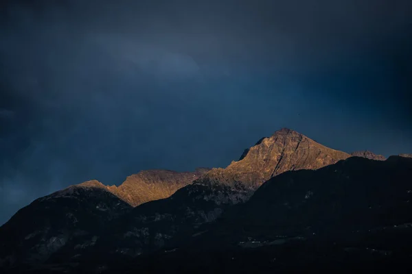 Alpská Krajina Borovicemi Nebem Mraky — Stock fotografie