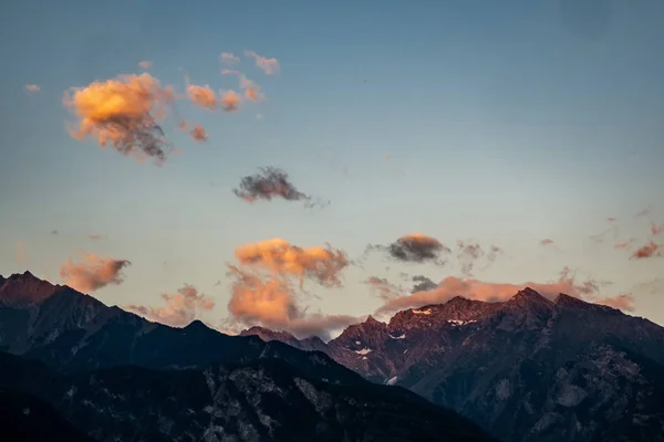 Alpská Krajina Borovicemi Nebem Mraky — Stock fotografie