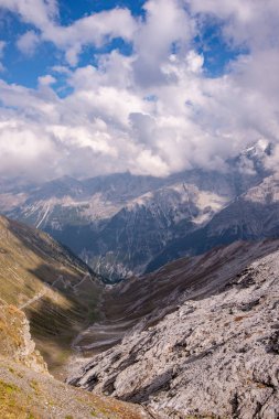 Çam ağaçları ve bulutlar ile gökyüzü ile Alp manzara