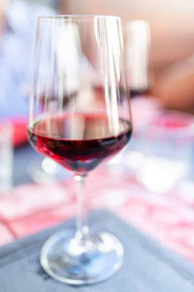 Czerwone Wino Szklance Stole — Zdjęcie stockowe