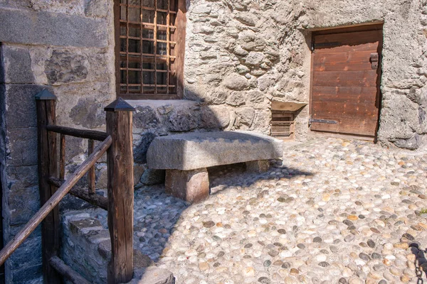 壁の近くの古い石のベンチ — ストック写真