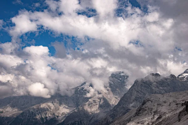 Alpská Krajina Borovicemi Nebem Mraky — Stock fotografie
