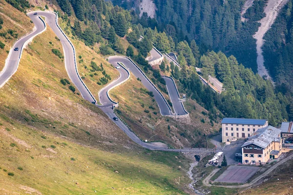 Çam Ağaçları Bulutlar Ile Gökyüzü Ile Alp Manzara — Stok fotoğraf