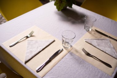 arkaplanda tablo ayarı ve gözlük, kapatın