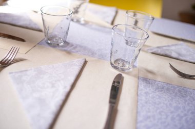 arkaplanda tablo ayarı ve gözlük, kapatın