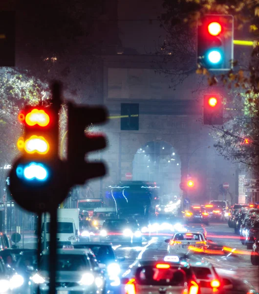 Arabalı Bir Akşam Sokağı Uzun Açıklama — Stok fotoğraf