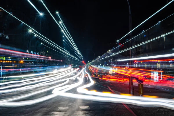 Arabalı Bir Akşam Sokağı Uzun Açıklama — Stok fotoğraf