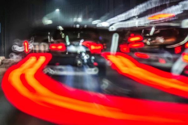 Rua Noite Com Carros Exposição Longa — Fotografia de Stock