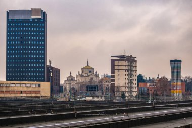 Arka planda modern şehir görüntüsü