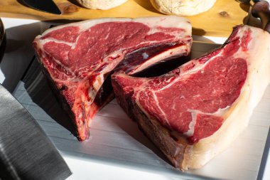 Tomini ve narenciye peynirleri ile çiğ angus biftek