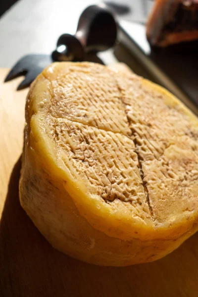 Meratus Cheese Met Citrus Een Houten Bord Klaar Geproefd Worden — Stockfoto