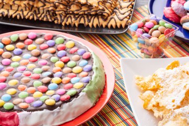 arka planda pasta ile lezzetli tatlılar, yakın