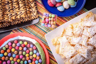 arka planda pasta ile lezzetli tatlılar, yakın