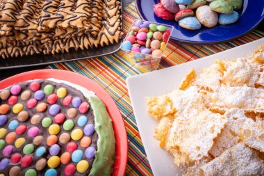 arka planda pasta ile lezzetli tatlılar, yakın