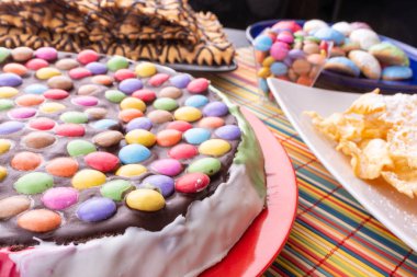 arka planda pasta ile lezzetli tatlılar, yakın