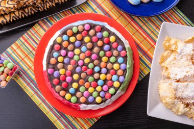 arka planda pasta ile lezzetli tatlılar, yakın