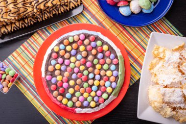 arka planda pasta ile lezzetli tatlılar, yakın