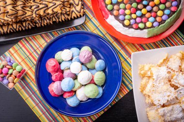 arka planda pasta ile lezzetli tatlılar, yakın