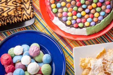 arka planda pasta ile lezzetli tatlılar, yakın