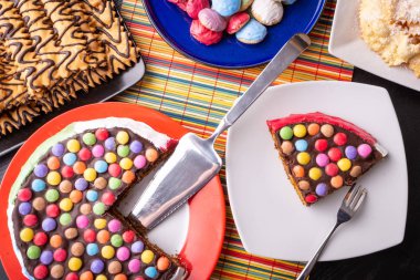 arka planda pasta ile lezzetli tatlılar, yakın