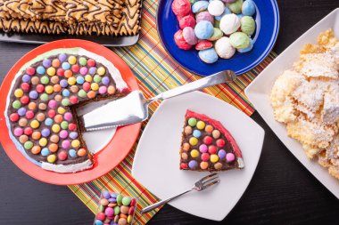 arka planda pasta ile lezzetli tatlılar, yakın