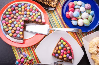 arka planda pasta ile lezzetli tatlılar, yakın