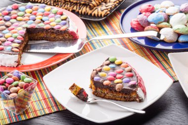 arka planda pasta ile lezzetli tatlılar, yakın