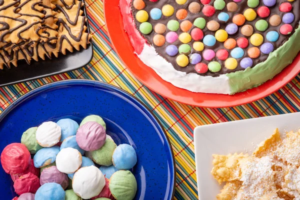 arka planda pasta ile lezzetli tatlılar, yakın