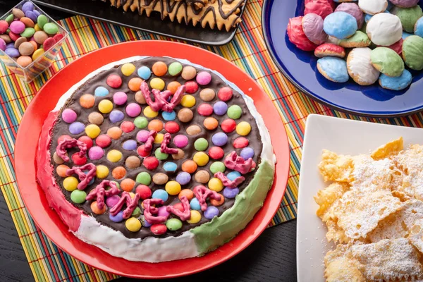 arka planda pasta ile lezzetli tatlılar, yakın