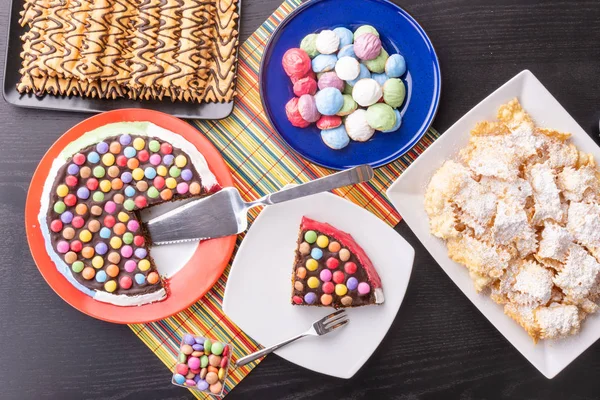 arka planda pasta ile lezzetli tatlılar, yakın