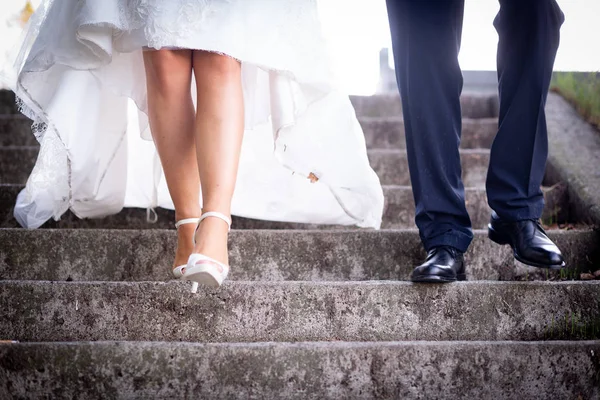 Nahaufnahme Der Füße Von Braut Und Bräutigam — Stockfoto