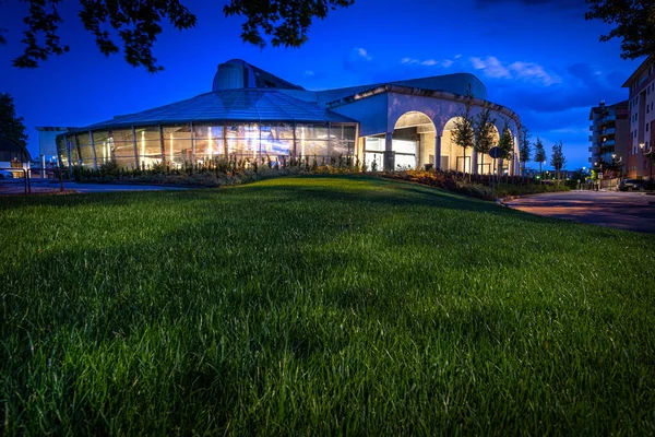 Vackert Modernt Hus Med Grönt Gräs Och Blå Himmel — Stockfoto
