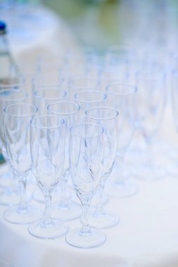 Masada bir kadeh şampanya.